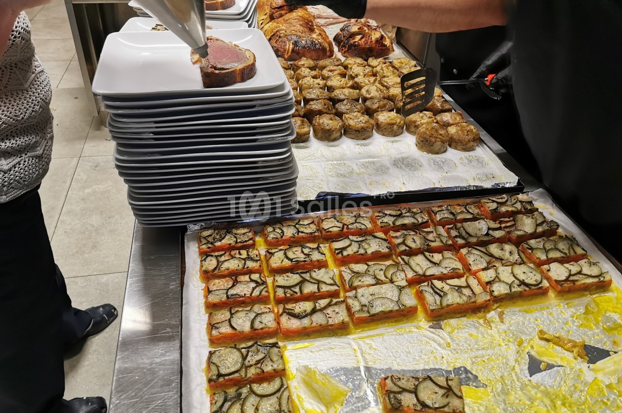 Préparation et dressage de plats gastronomiques, incluant des feuilletés aux légumes et des viandes en croûte.