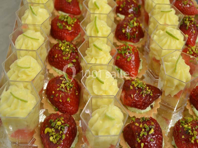 Desserts individuels composés de fraises, crème pâtissière et éclats de pistache, présentés dans des verrines et tartelettes.