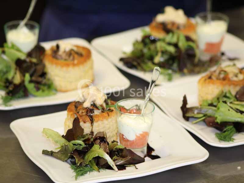 Assiettes garnies de feuilletés aux champignons, salade verte et verrines de crème et saumon.