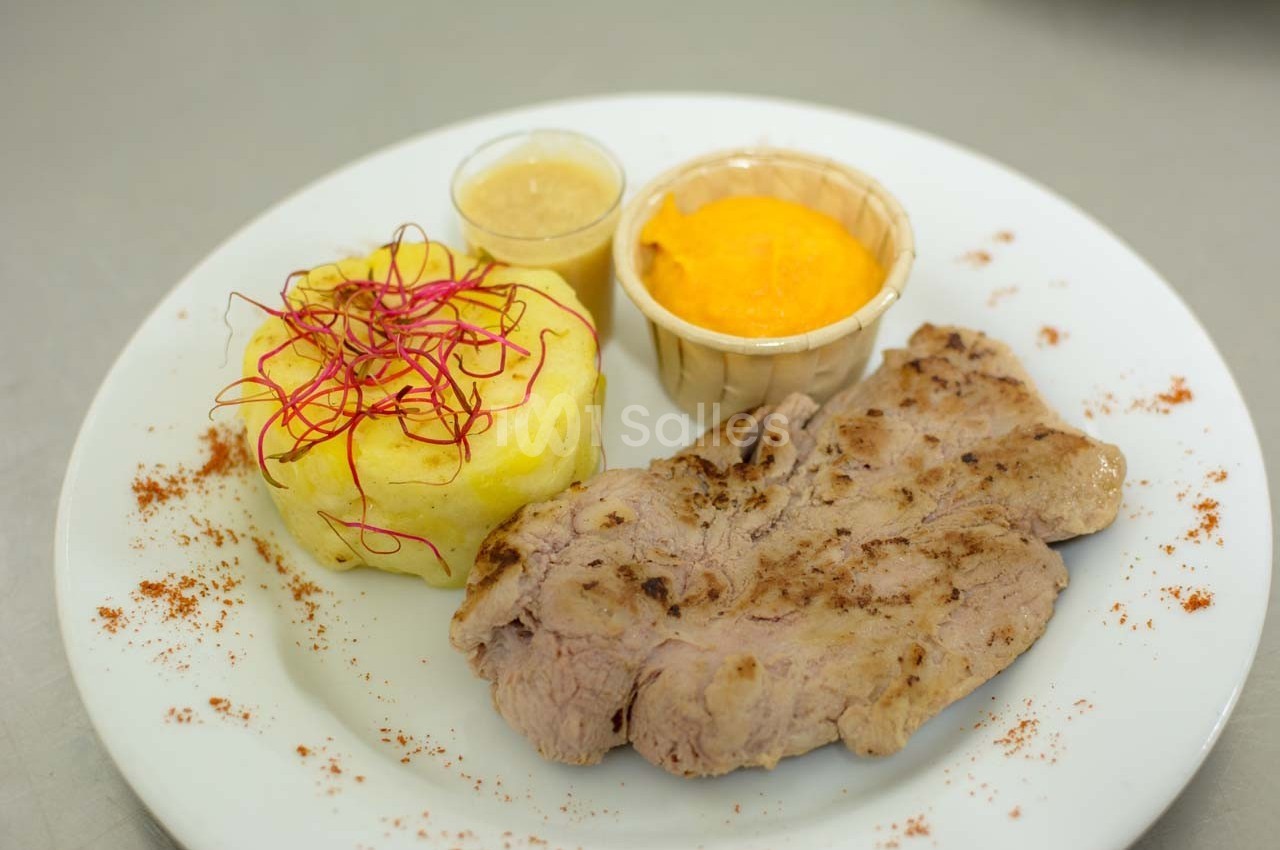 Assiette avec une tranche de viande grillée, purée de pommes de terre décorée, purée orange et deux sauces.