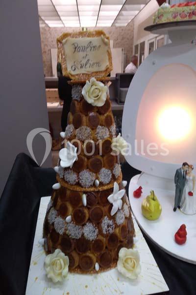 Pièce montée en choux décorée de fleurs en sucre et d'un panneau portant les prénoms ’Pauline et Julien’.