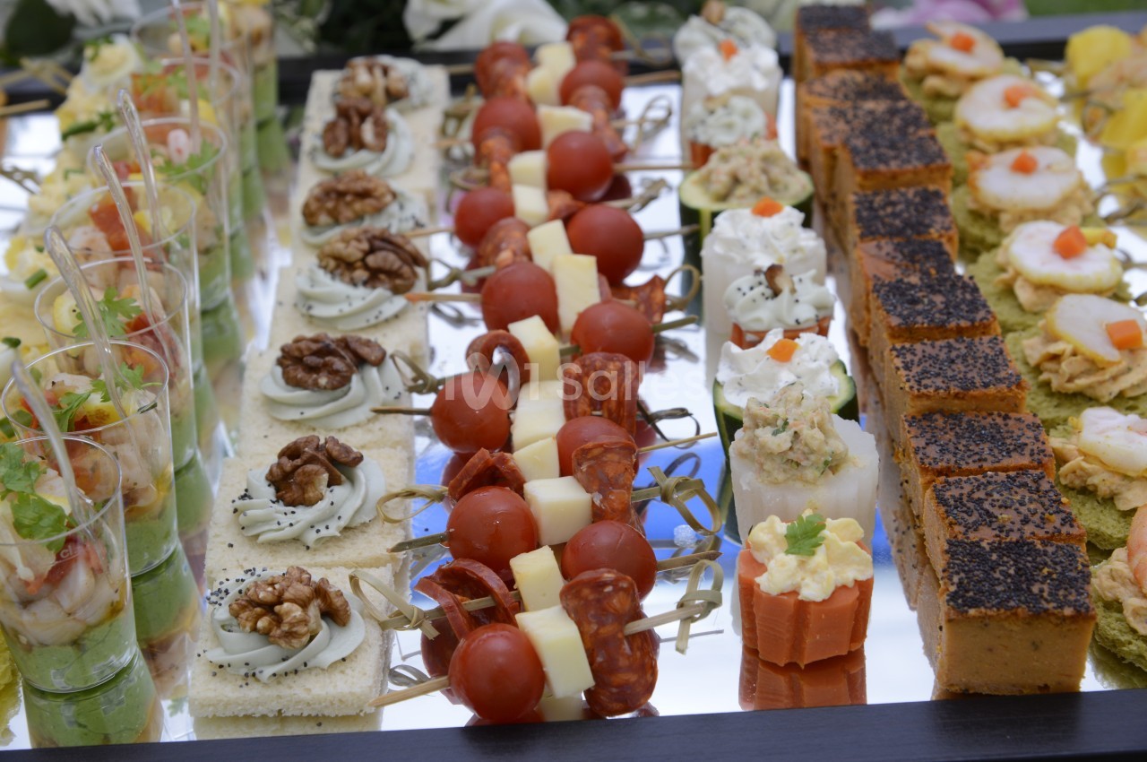 Plateau de canapés variés comprenant brochettes, verrines, toasts garnis et bouchées salées.