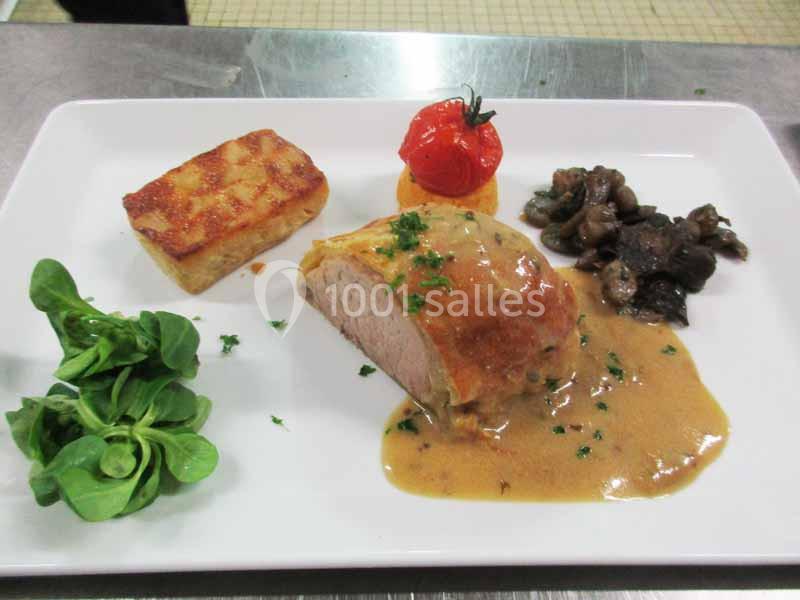 Assiette composée d'un filet en croûte avec sauce, gratin, champignons, tomate rôtie et mâche.