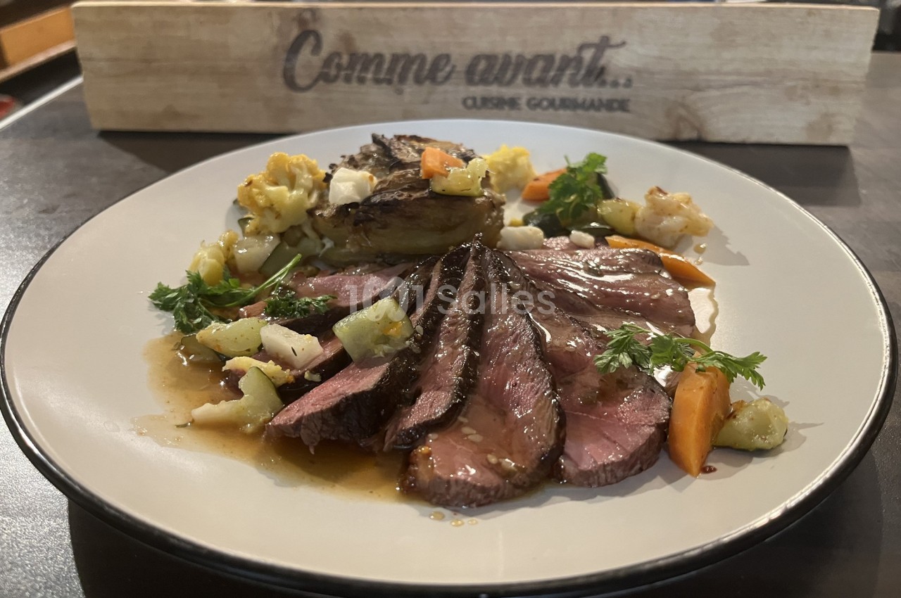 Assiette de viande rouge tranchée, accompagnée de légumes variés et d'une garniture de pommes de terre gratinées.