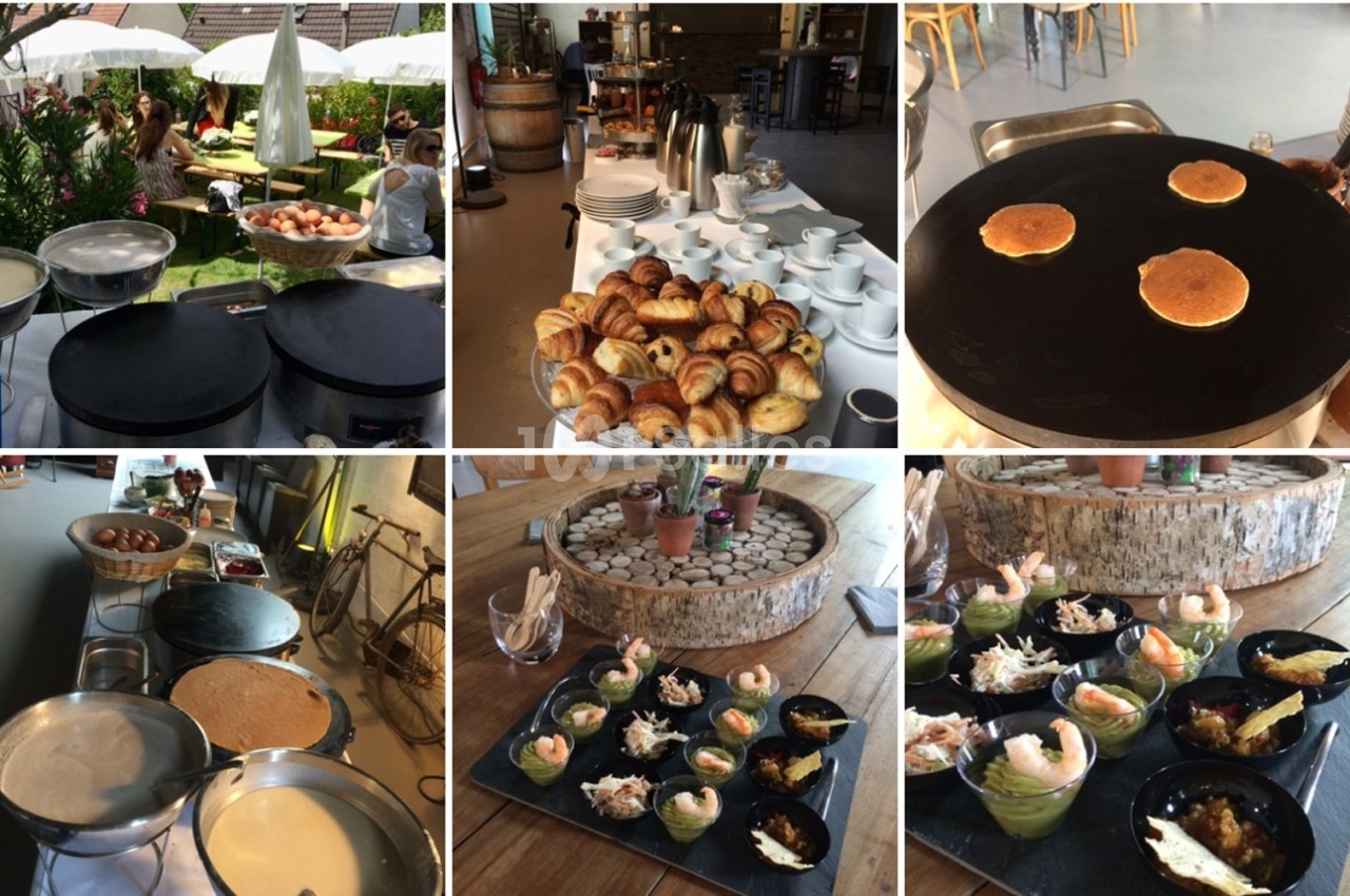 Buffet varié avec crêpes, viennoiseries, pancakes, verrines et boissons, présenté en intérieur et extérieur.