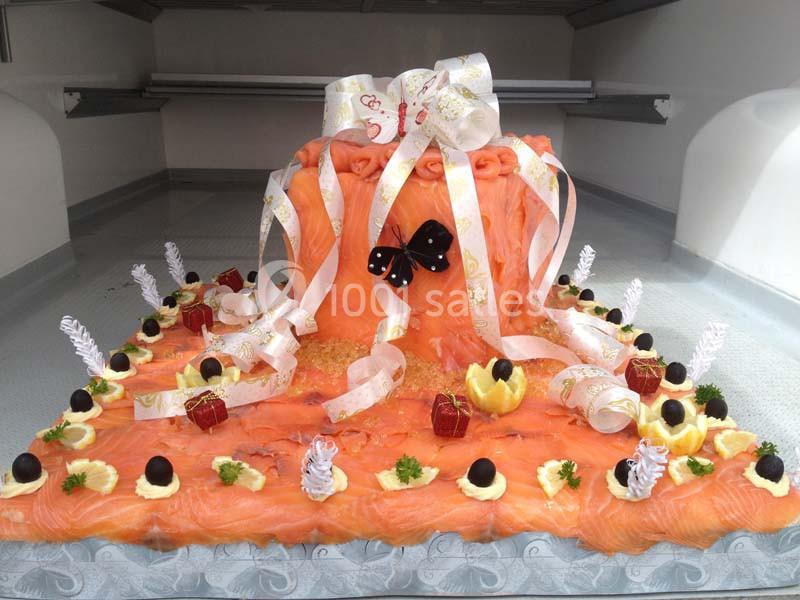 Plateau décoratif de saumon fumé avec rubans, olives, citrons sculptés et garnitures élégantes.