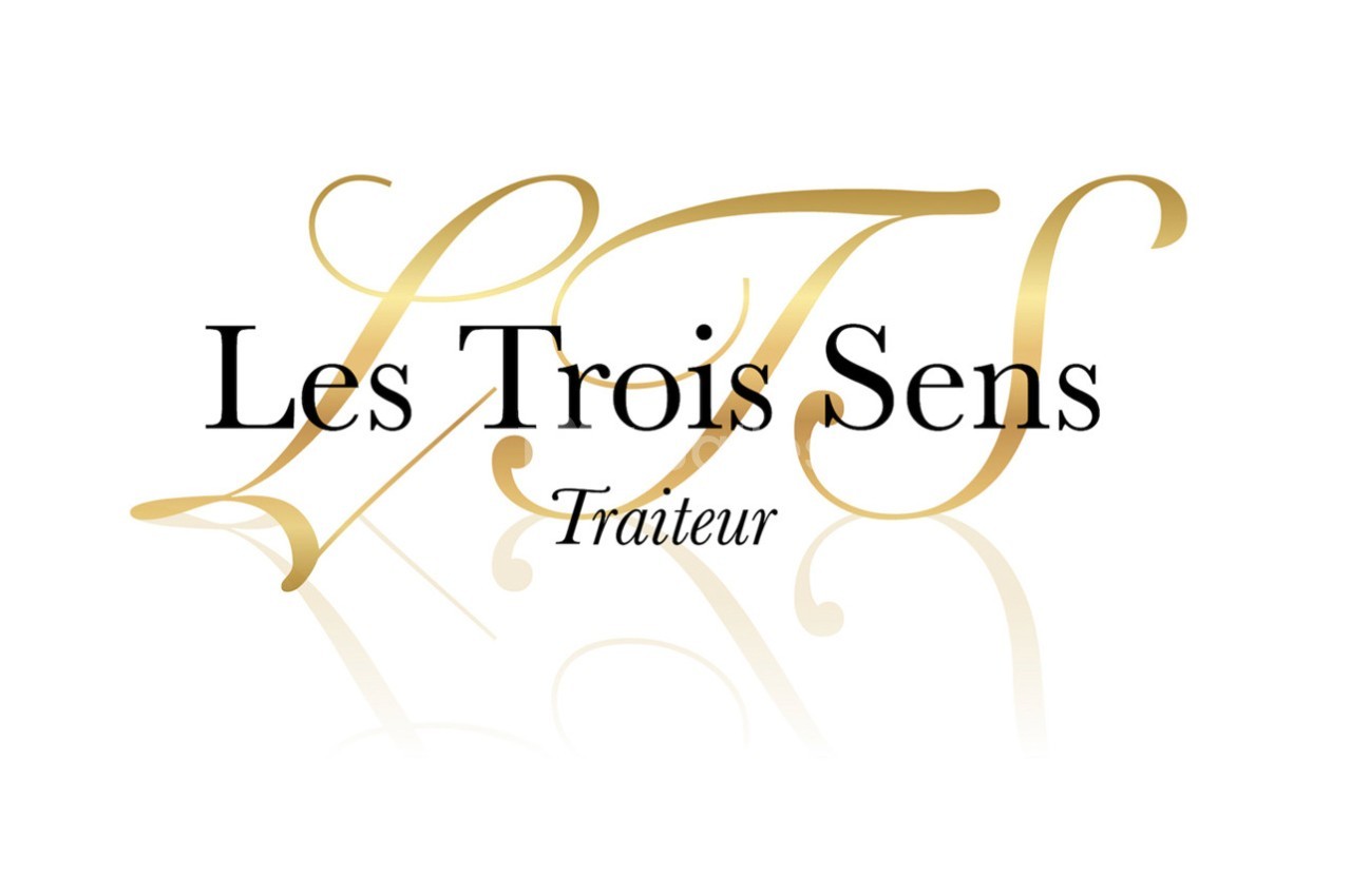 Logo du traiteur ’Les Trois Sens’ avec des initiales dorées et un texte noir sur fond blanc.