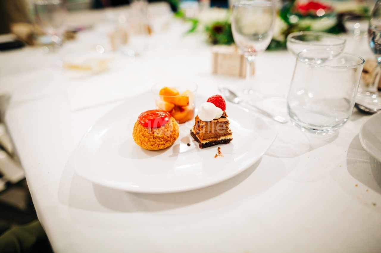 Assiette de desserts variés comprenant une pâtisserie, une verrine de fruits et une part de gâteau au chocolat.