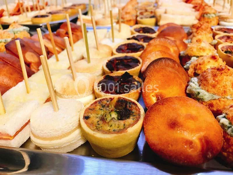 Plateau de bouchées salées variées comprenant mini-sandwichs, quiches, feuilletés et amuse-bouches.