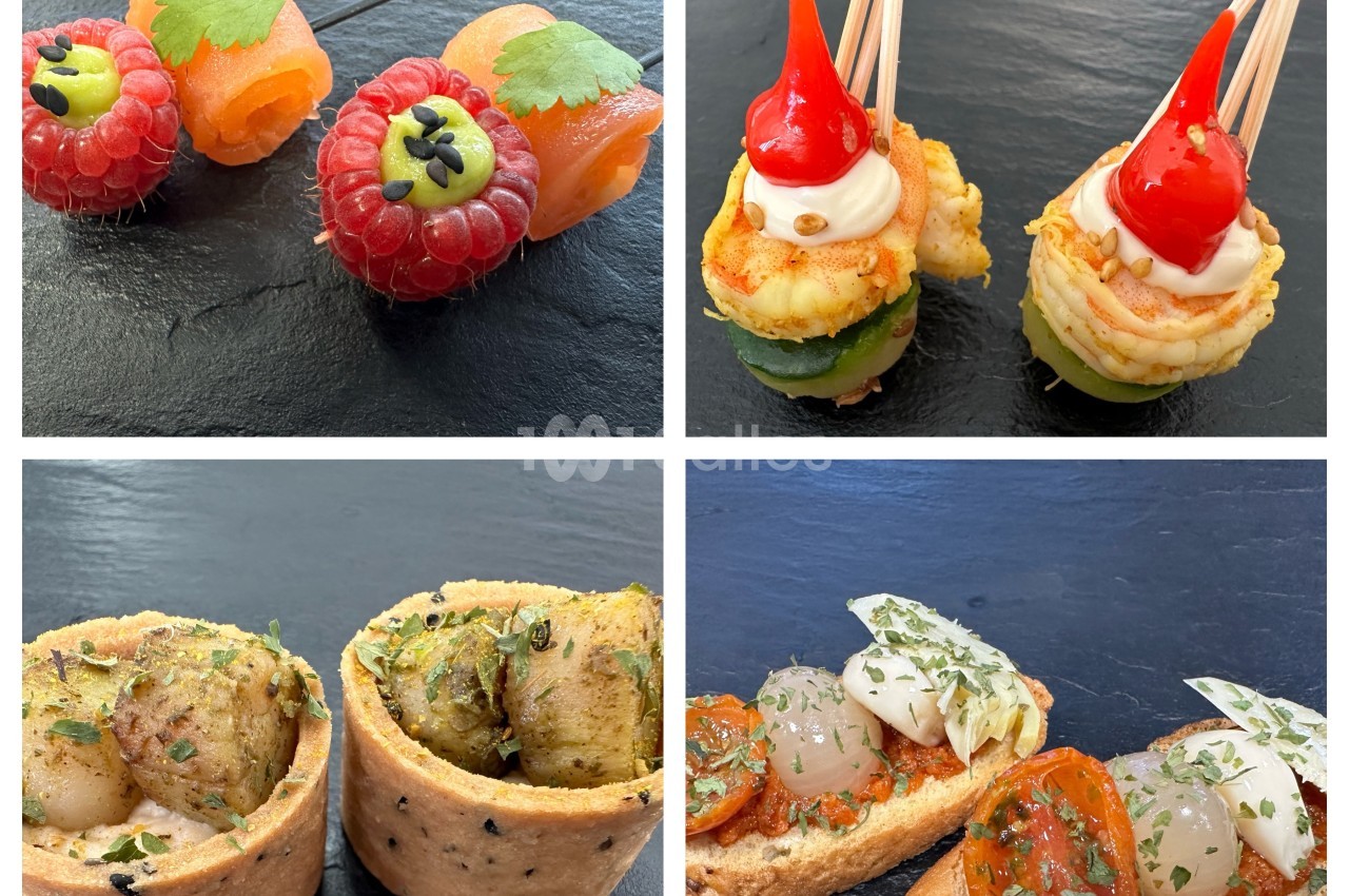 Assortiment de bouchées apéritives variées présentées sur une ardoise noire.