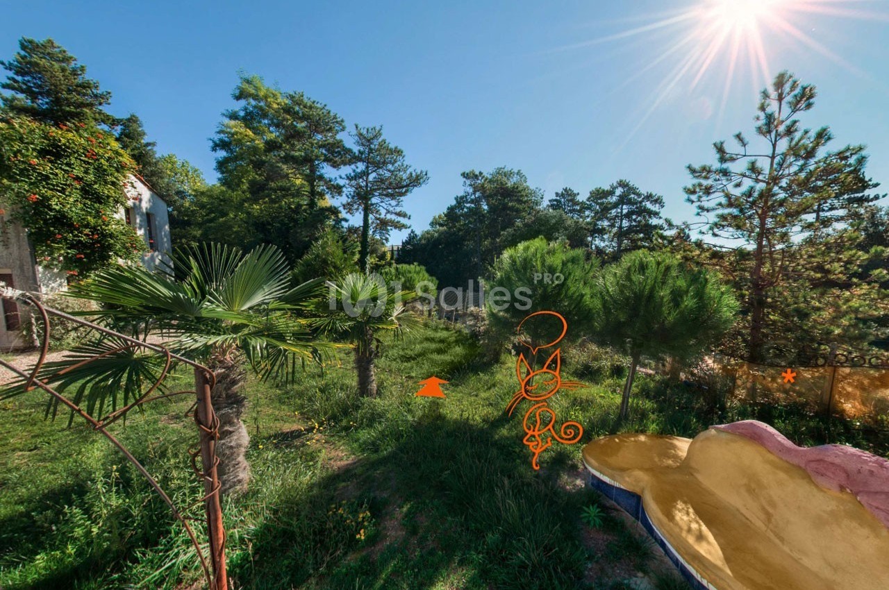 Jardin verdoyant avec des palmiers, des pins et des buissons sous un ciel ensoleillé, décoré de dessins orange.