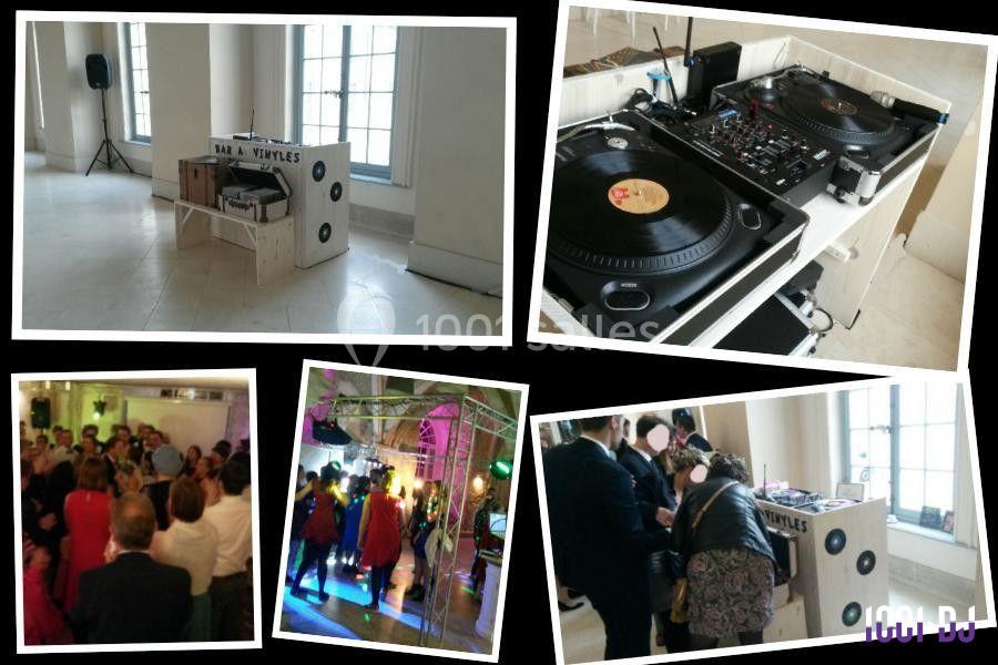 Stations DJ avec platines vinyles et ambiance festive lors d'un événement dans un espace lumineux et animé.