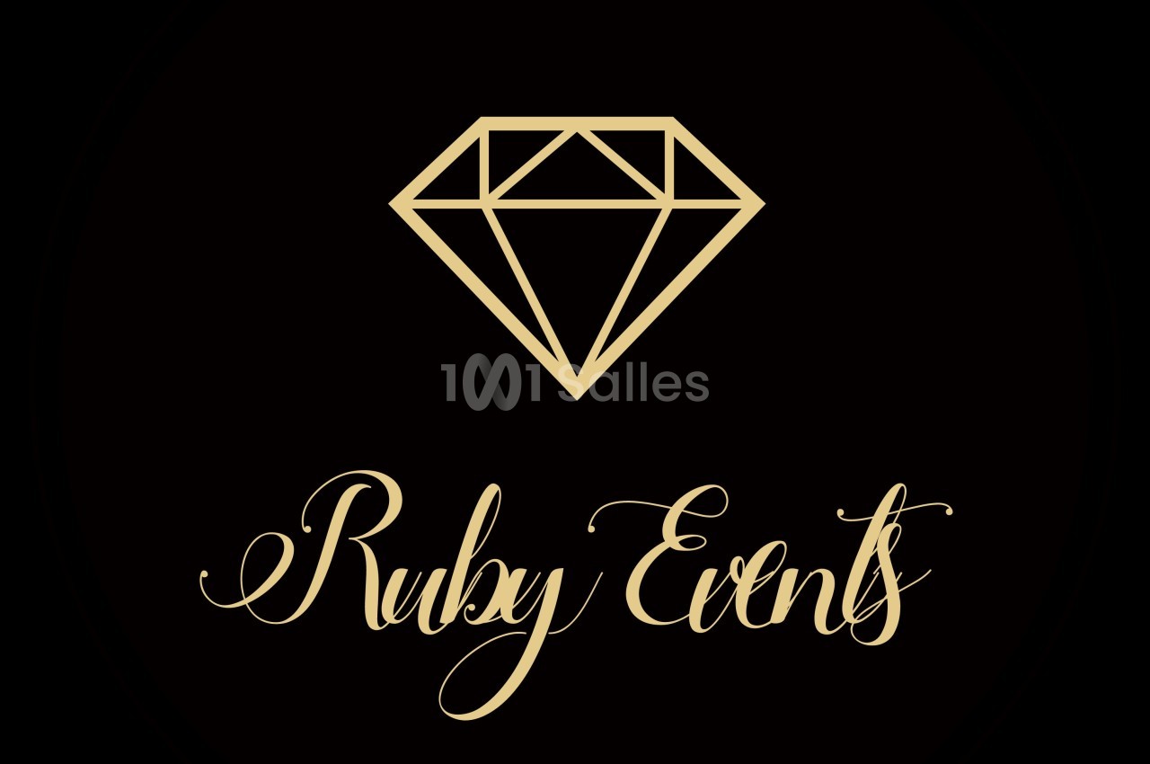 Logo minimaliste avec un diamant doré stylisé au-dessus du texte ’Ruby Events’ en écriture cursive dorée sur fond noir.