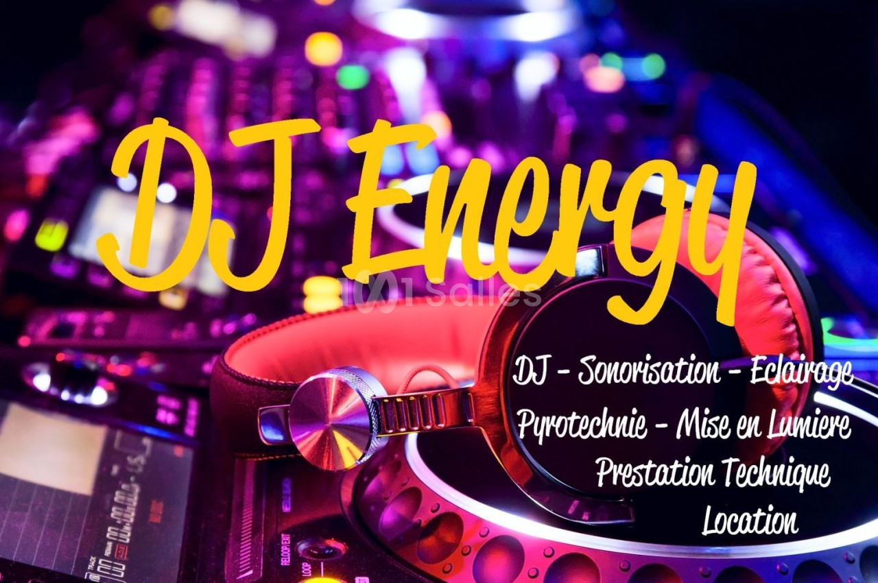 Table de mixage avec casque audio posé dessus, éclairée par des lumières colorées, avec le texte ’DJ Energy’ superposé.