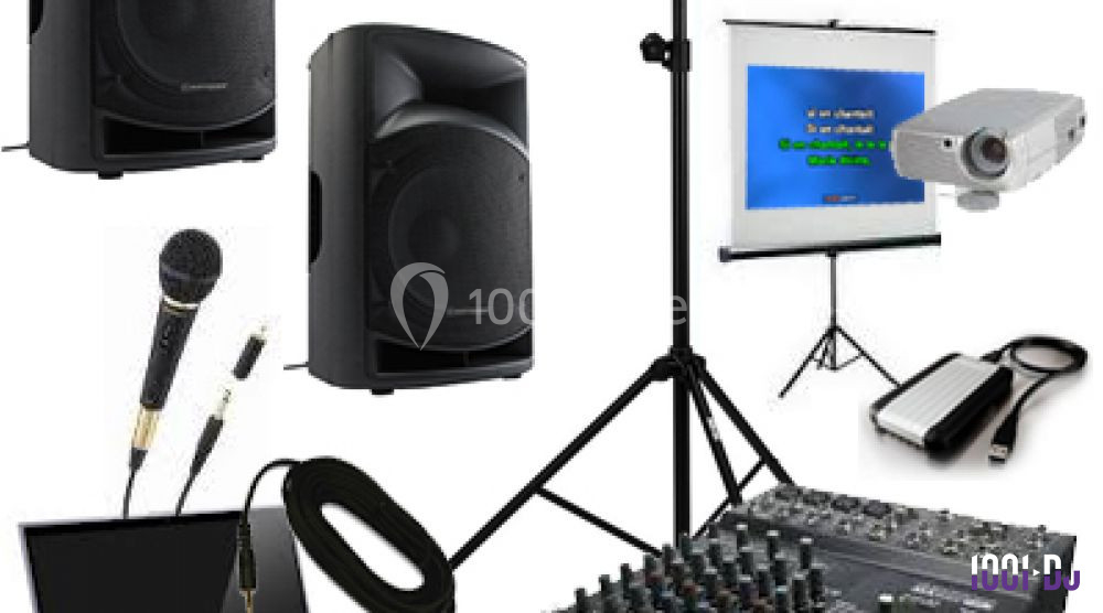 Équipement de sonorisation et projection comprenant enceintes, micro, projecteur, écran, câbles et table de mixage.