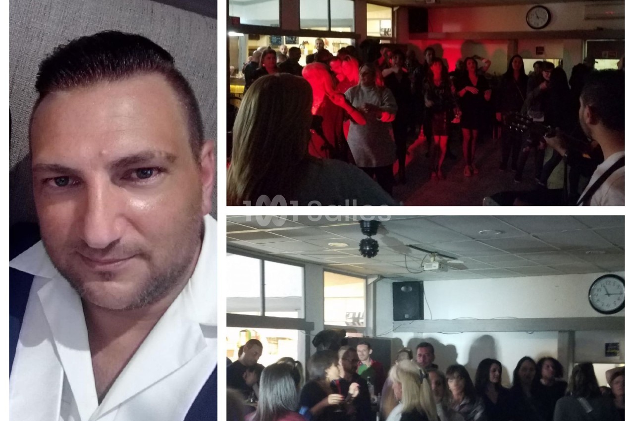 Homme en chemise blanche en gros plan à gauche, soirée dansante avec plusieurs personnes en arrière-plan à droite.