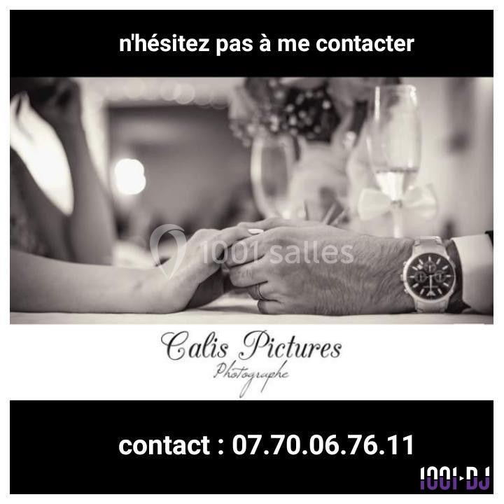 Deux mains entrelacées sur une table, avec des verres et une ambiance romantique en arrière-plan.