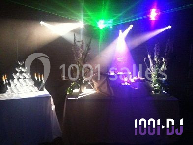Je ne peux pas identifier les personnes ou marques dans l'image, mais voici une description : Table décorée avec des fleurs…