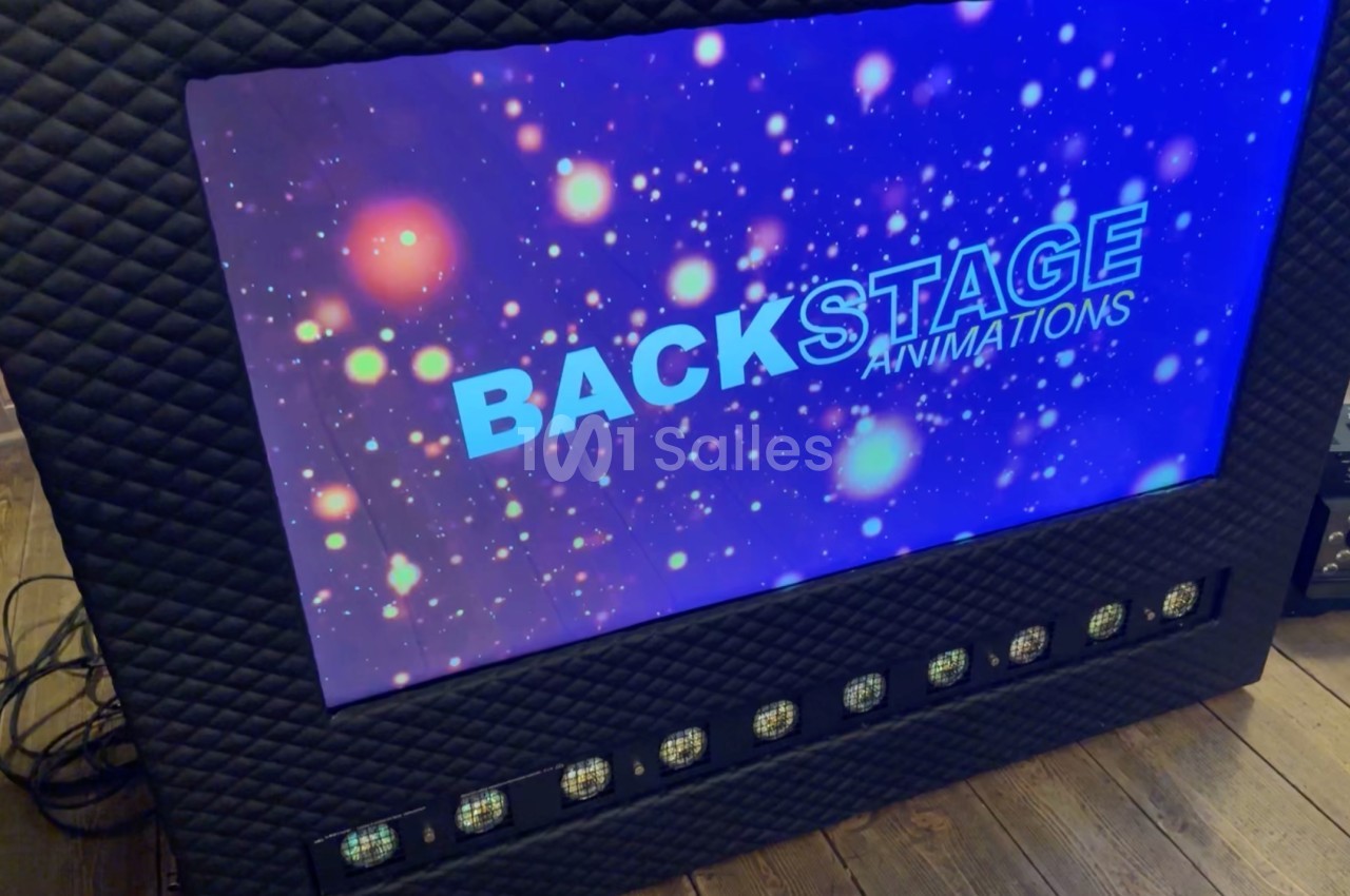 Écran lumineux affichant ’Backstage Animations’ sur un fond étoilé, entouré d'un cadre noir texturé.