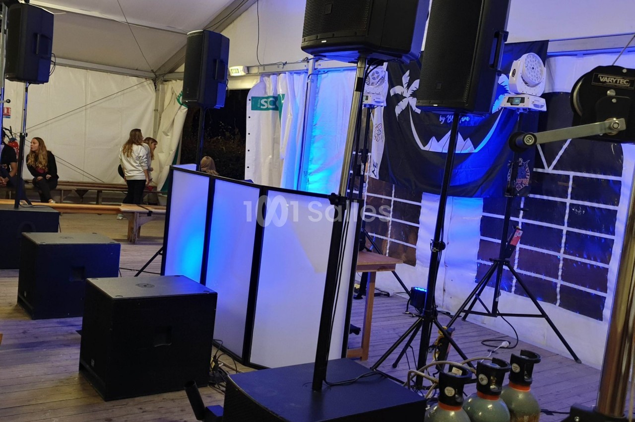 Installation de matériel audio et éclairage dans une tente, avec une décoration sur le thème d'Halloween.