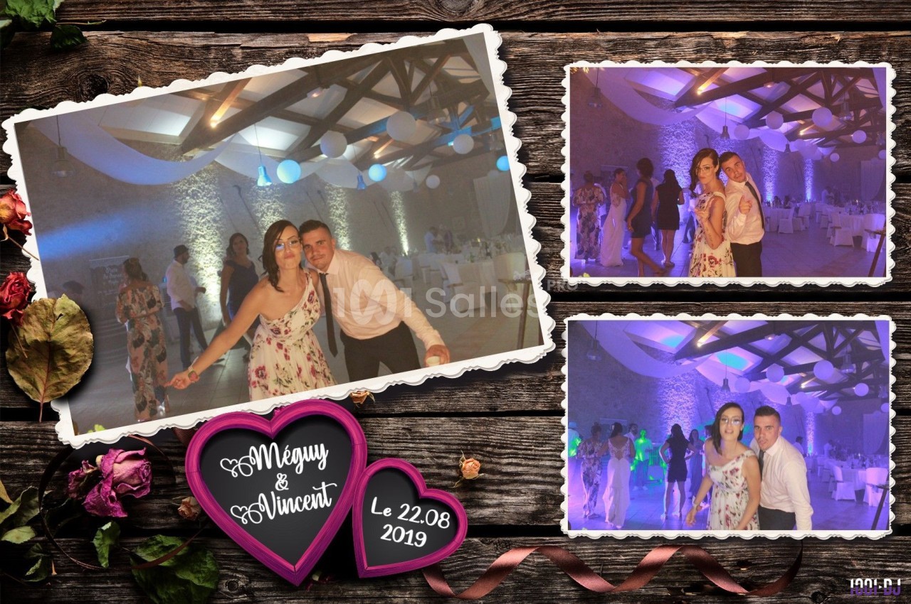 Photo souvenir d'un mariage avec un couple posant et des invités dans une salle décorée de lumières colorées.