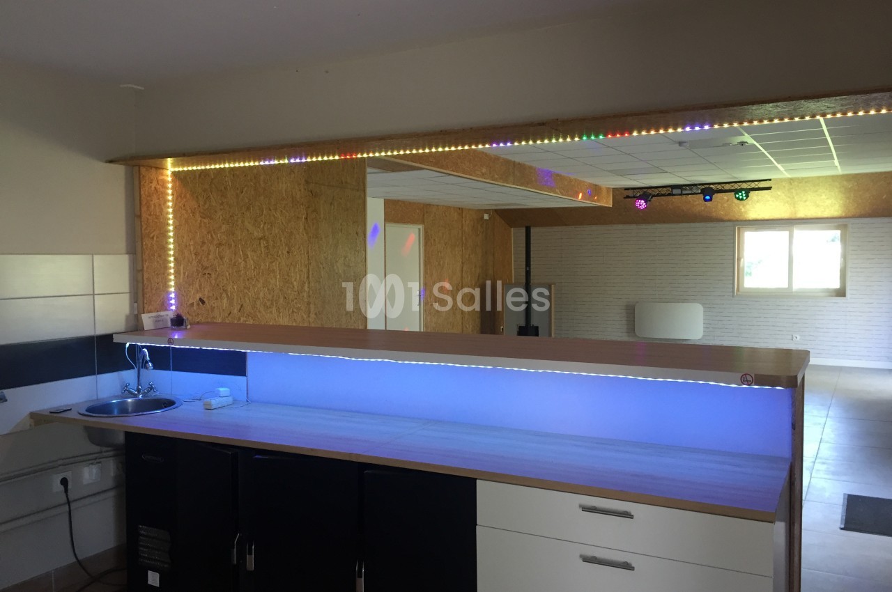 Comptoir en bois avec éclairage LED, évier intégré et arrière-plan d'une pièce lumineuse avec murs clairs et plafond…