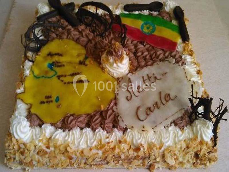 Gâteau décoré avec une carte en glaçage, un drapeau éthiopien et des inscriptions personnalisées.