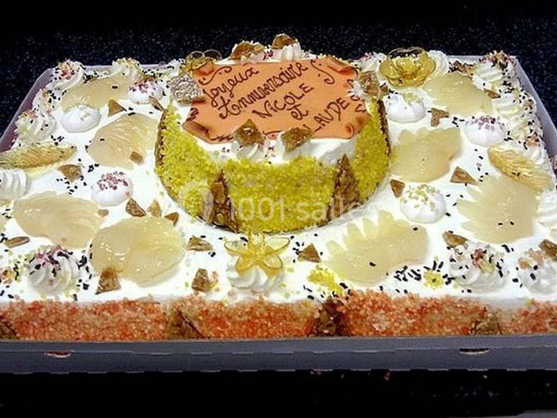 Gâteau décoré avec des fruits, crème et message d'anniversaire écrit sur une plaque en pâte d'amande.