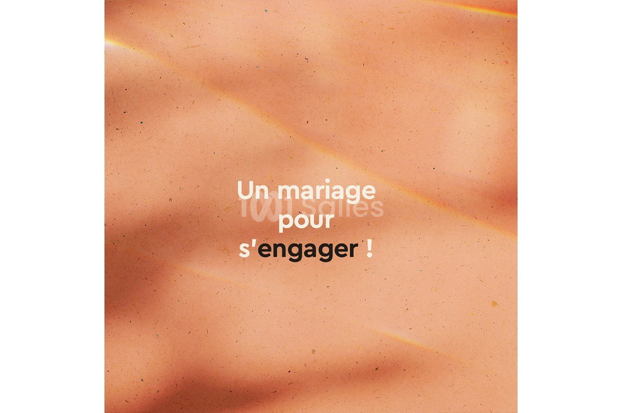 Texte blanc ’Un mariage pour s'engager !’ sur fond beige texturé avec des ombres douces.