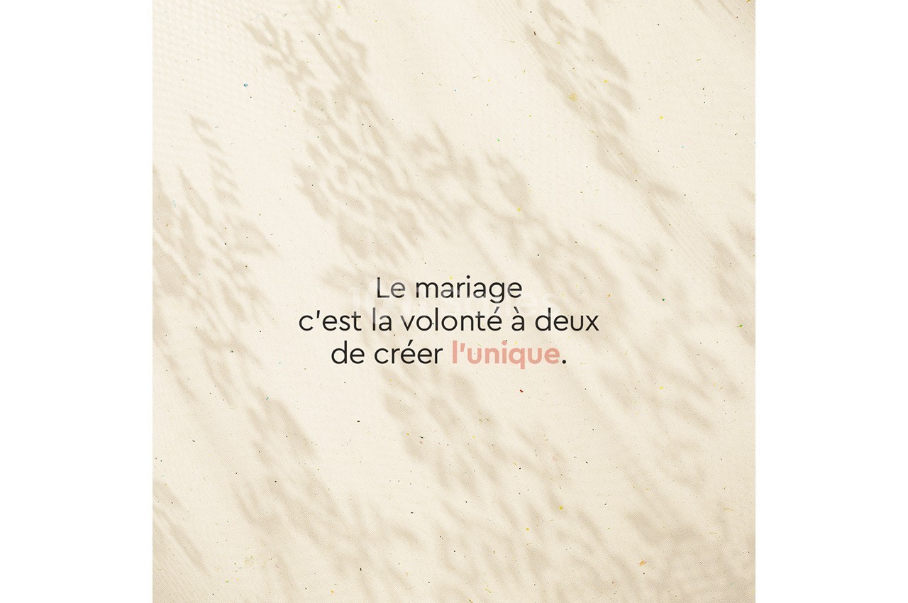 Texte sur fond beige avec ombres végétales, mentionnant : ’Le mariage, c'est la volonté à deux de créer l'unique.