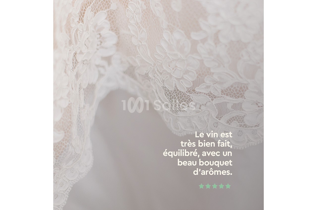 Dentelle blanche en gros plan avec un texte superposé décrivant un vin équilibré aux arômes riches.
