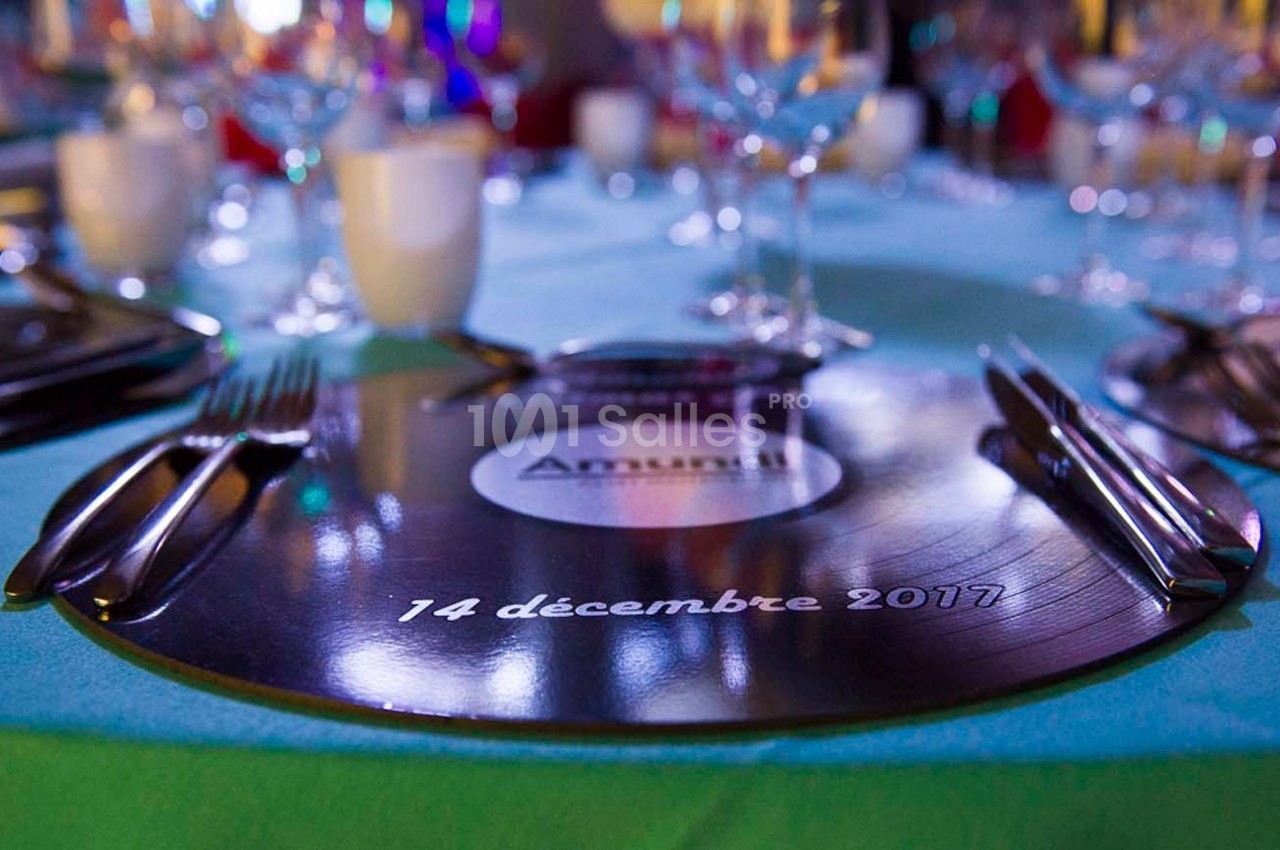 Set de table en forme de disque vinyle avec la date ’14 décembre 2017’ imprimée, entouré de couverts et verres.