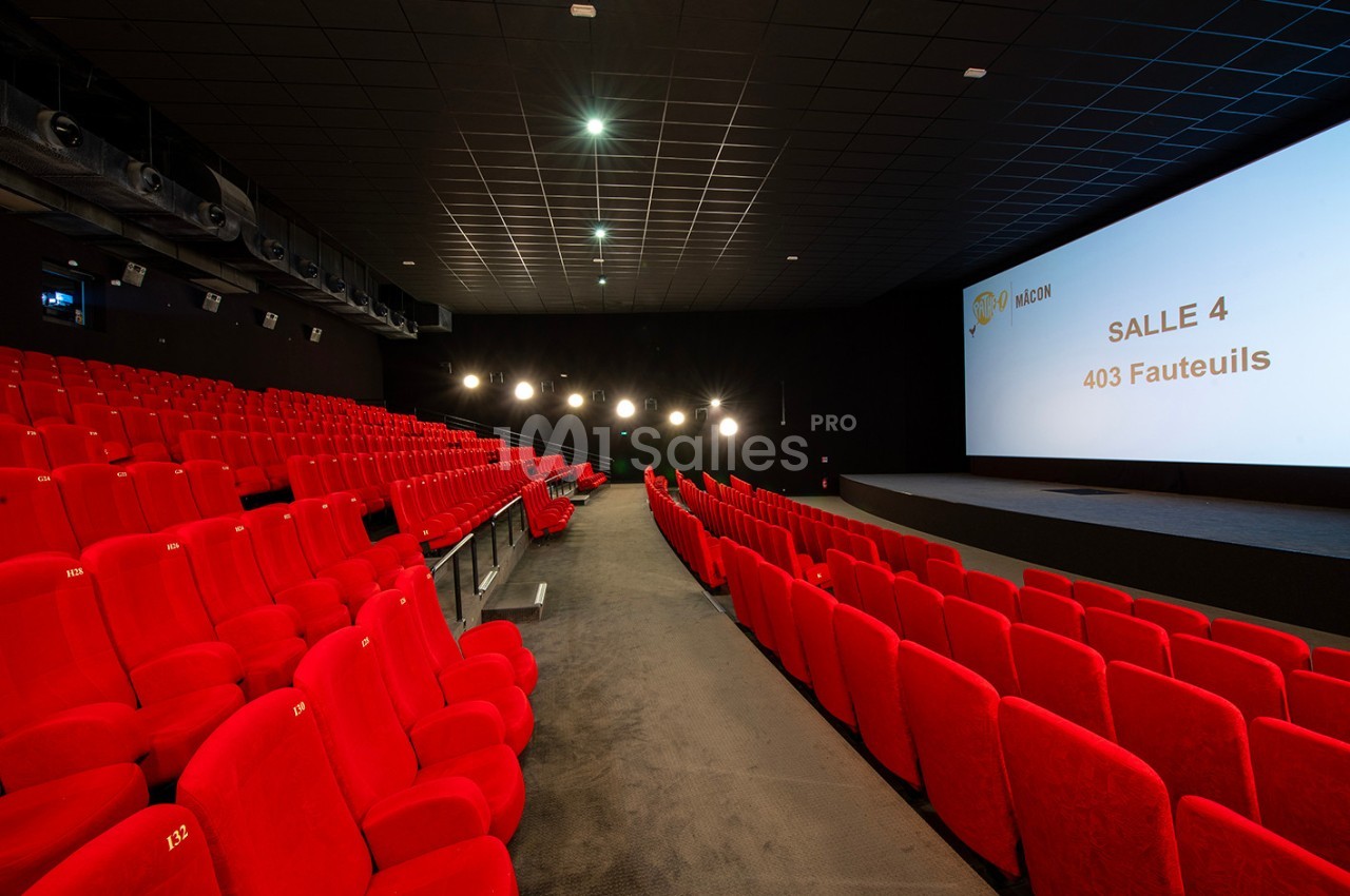Salle de cinéma moderne avec des rangées de fauteuils rouges vides et un écran affichant ’Salle 4, 403 fauteuils’.