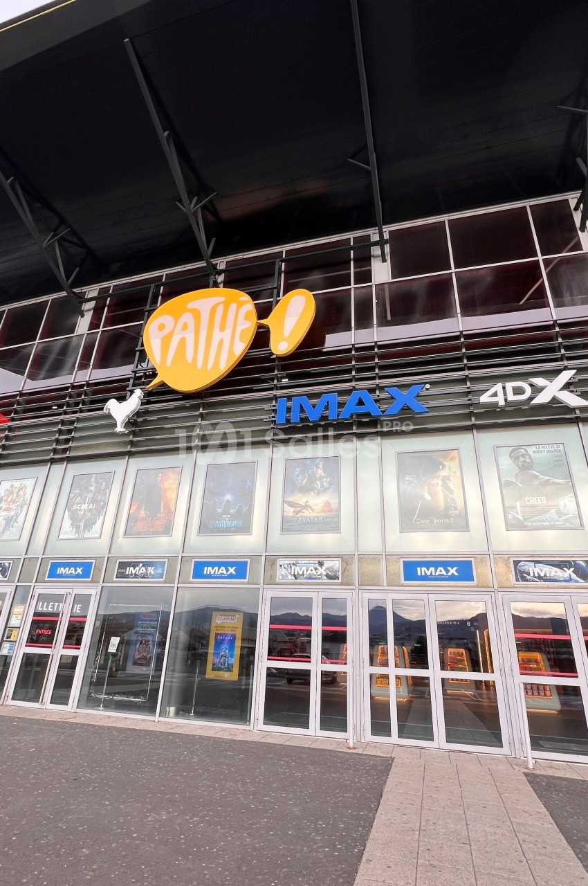 Façade d'un cinéma Pathé avec enseignes IMAX et 4DX, affiches de films visibles sur les vitrines.
