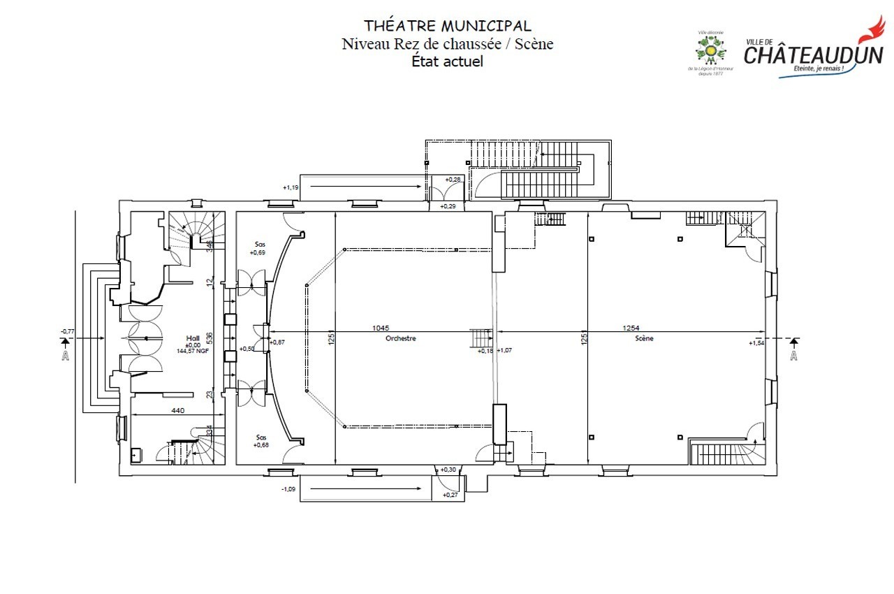 Plan architectural du rez-de-chaussée et de la scène du théâtre municipal de Châteaudun, avec annotations techniques.