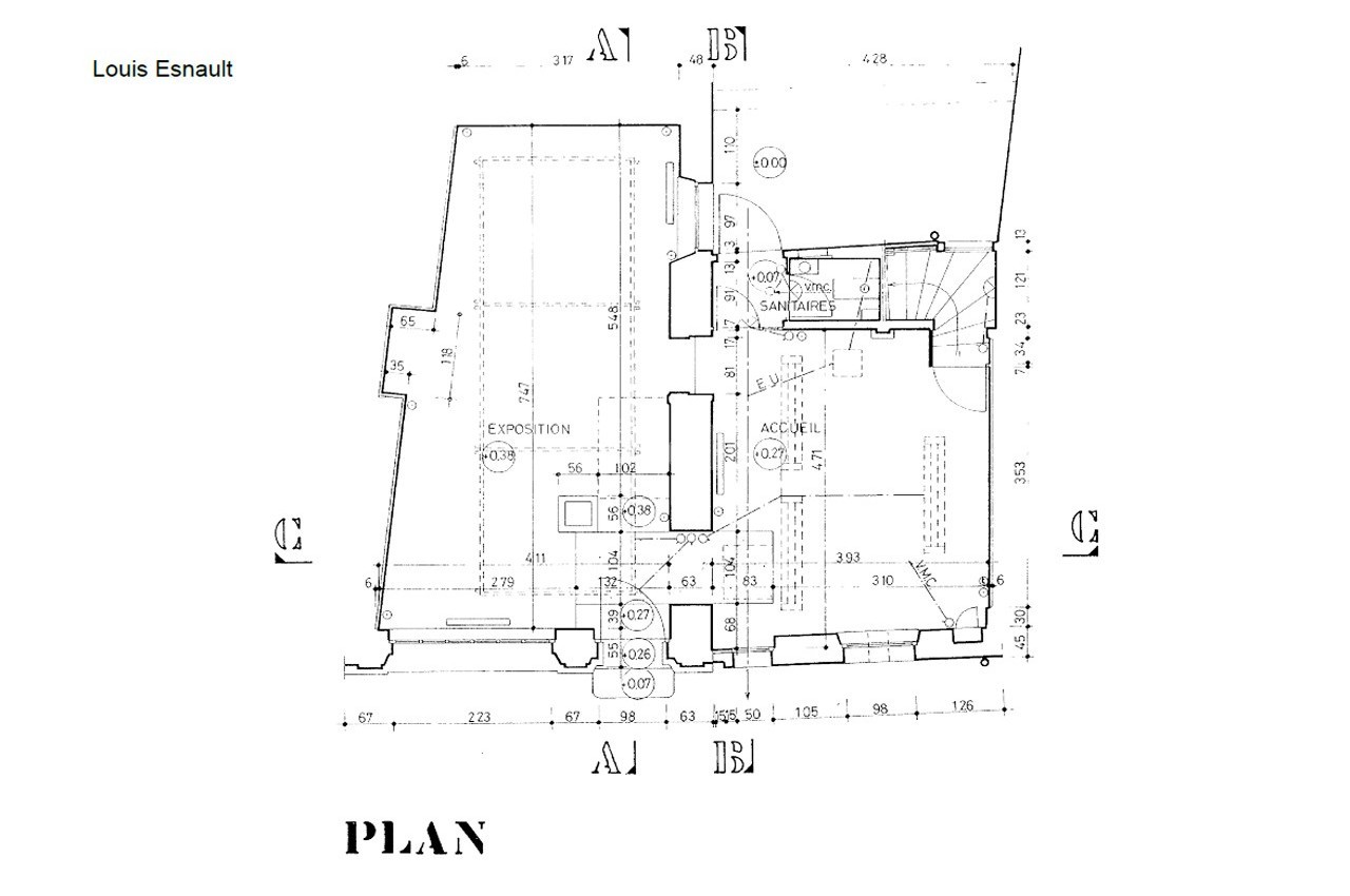 Plan architectural détaillé d'un bâtiment avec annotations techniques et indications des espaces intérieurs.