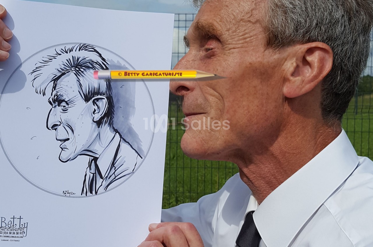 Un homme compare son profil à une caricature dessinée sur papier, tenant un crayon aligné avec son nez.