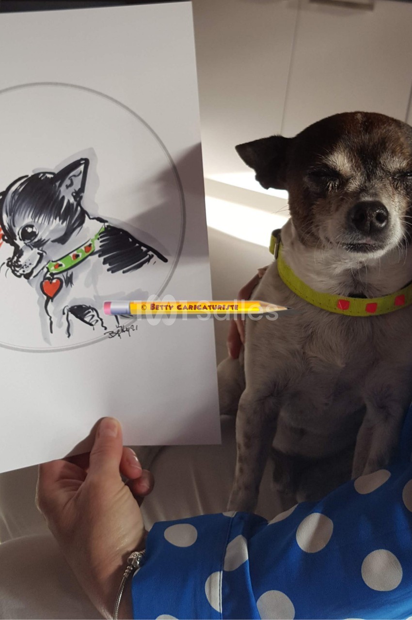 Un petit chien tenu dans les bras, à côté d'un dessin caricatural le représentant.