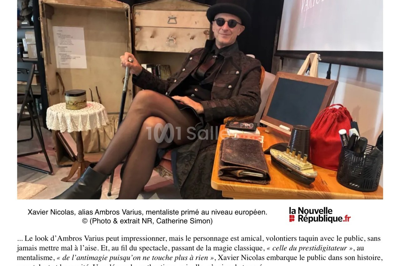 Un homme assis dans un fauteuil, vêtu élégamment, jambes croisées, dans un décor intérieur avec des accessoires vintage.