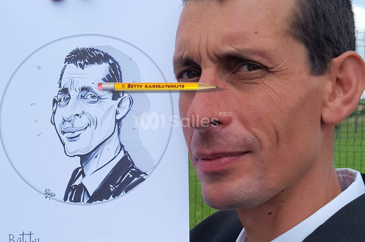 Un homme en costume tient un dessin caricatural de lui-même devant un paysage extérieur.