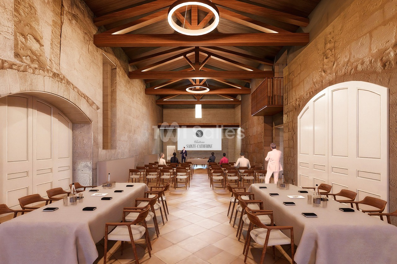 Salle de réunion lumineuse avec murs en pierre, poutres apparentes, tables dressées et écran de projection au fond.