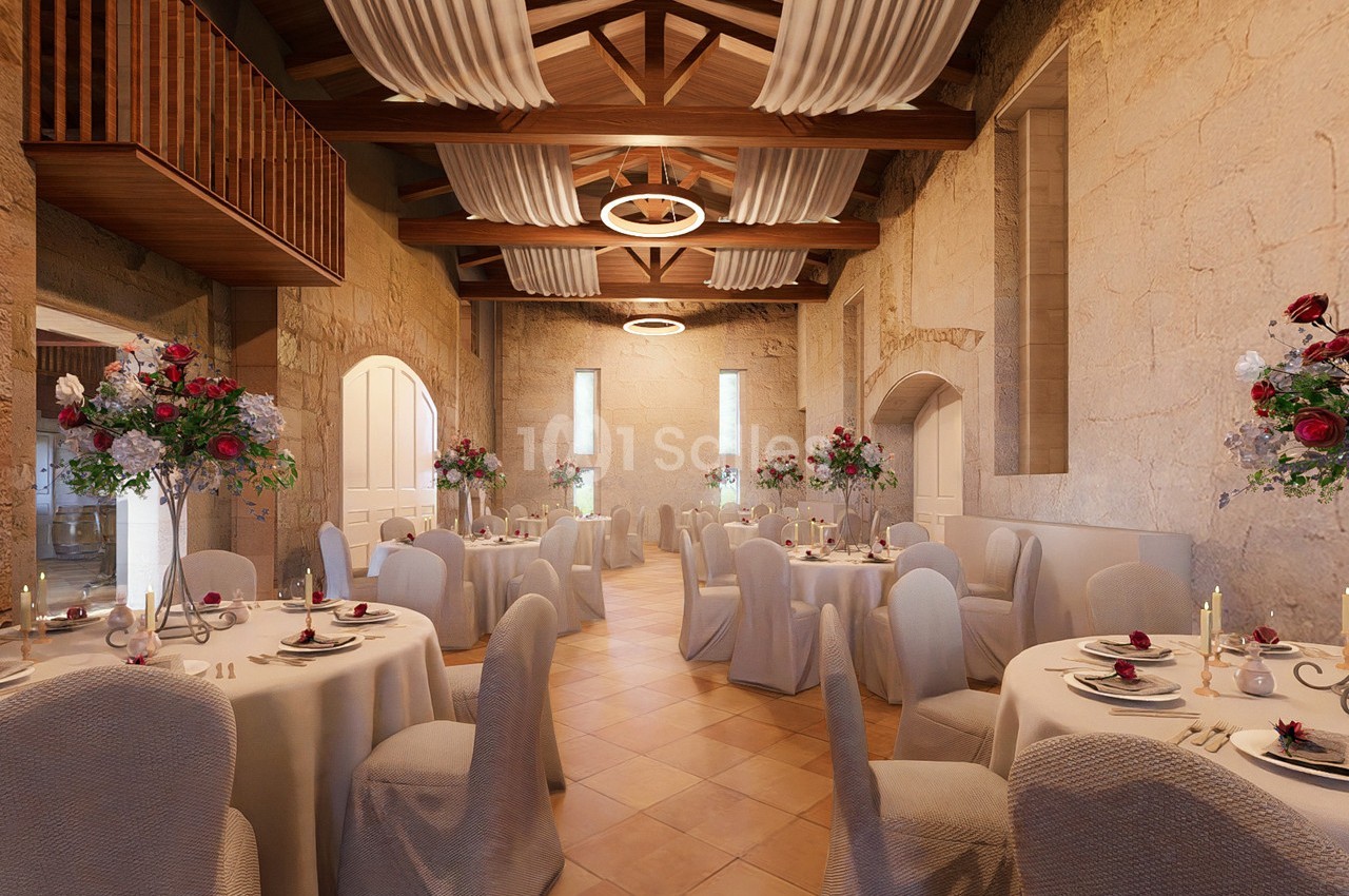Salle de réception élégante avec tables rondes dressées, chaises couvertes et décorations florales sous un plafond en bois.