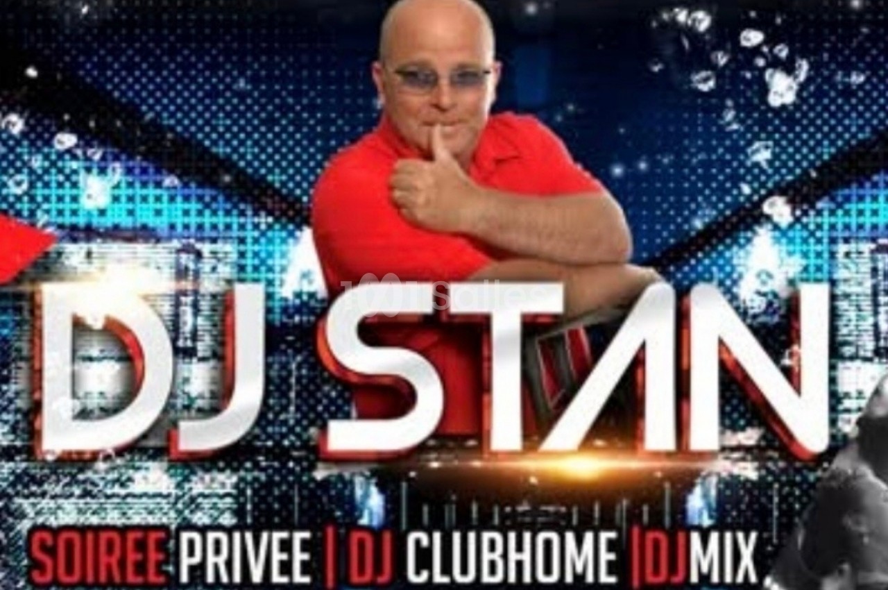 Homme en chemise rouge posant devant un décor lumineux avec le texte ’DJ Stan’ en grand au premier plan.