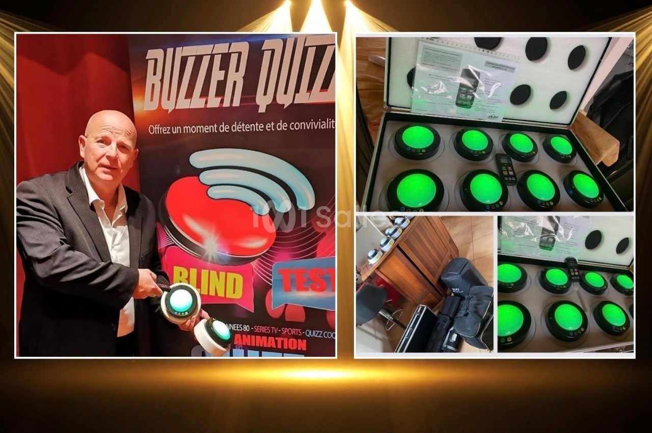 Homme présentant un jeu de buzzers lumineux verts, avec une affiche et une mallette contenant les dispositifs.