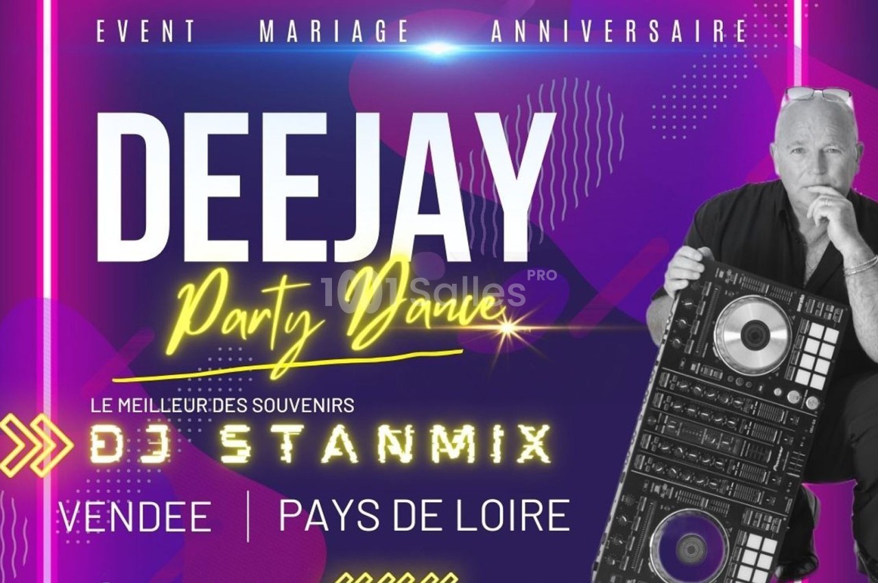Image promotionnelle d'un DJ tenant une table de mixage, avec des textes sur l'animation d'événements en Vendée et Pays de…