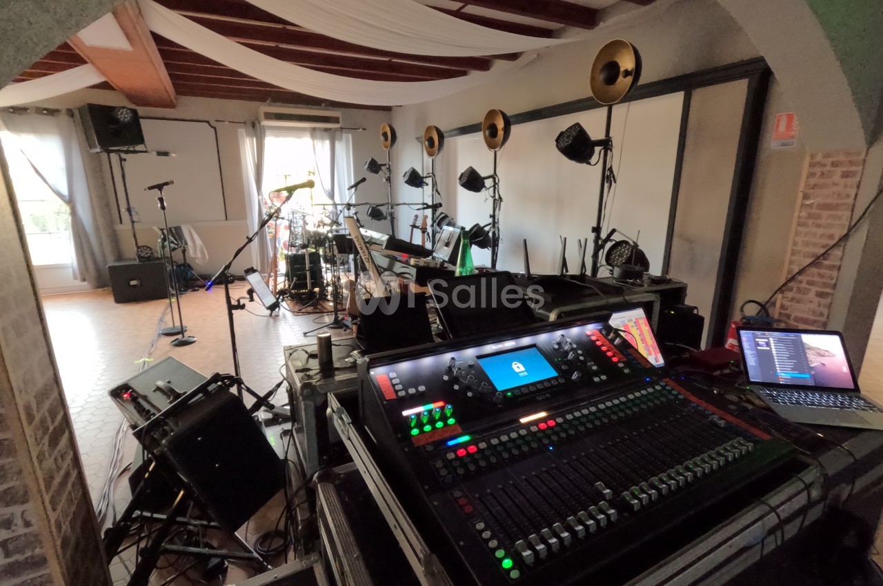 Matériel de sonorisation et instruments installés dans une salle pour une répétition ou un concert.