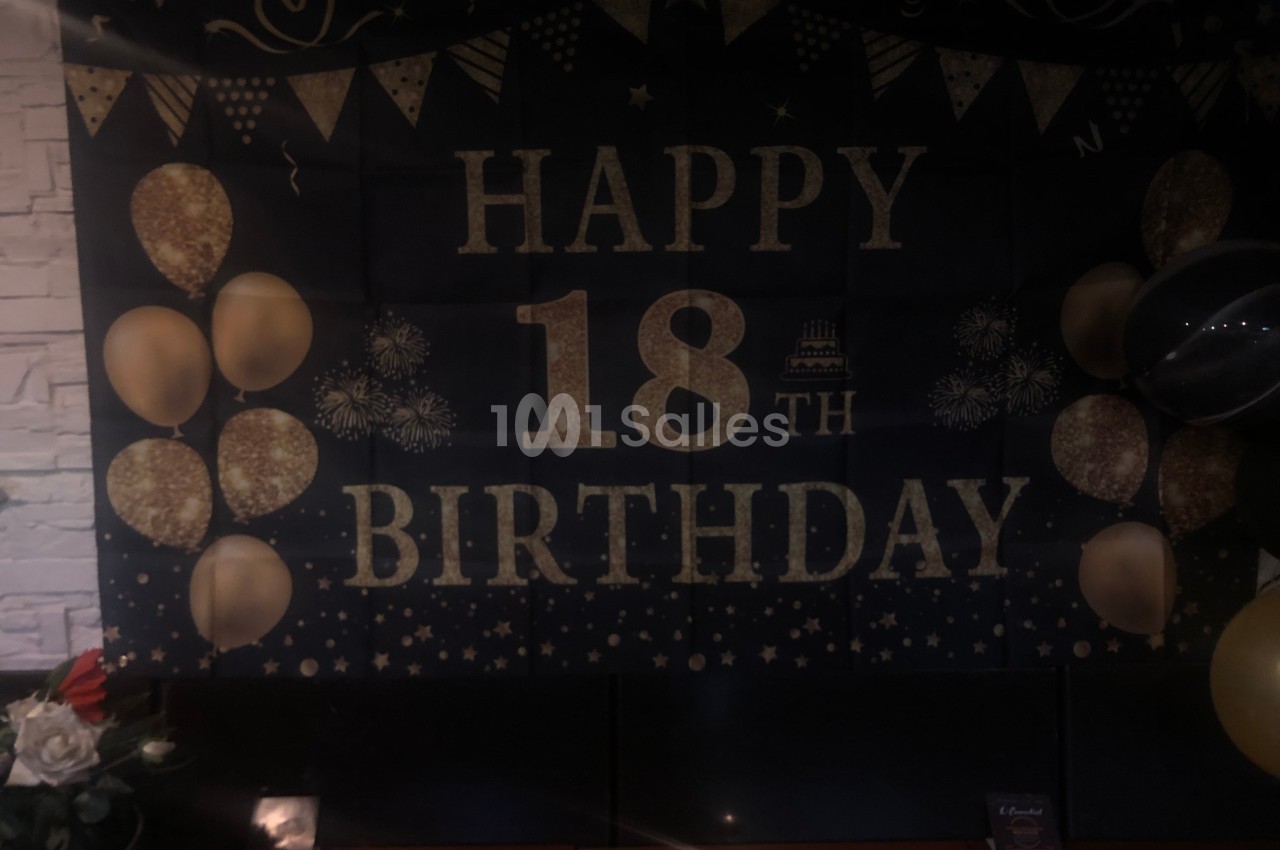 Bannière noire et dorée avec l'inscription ’Happy 18th Birthday’, décorée de ballons et motifs festifs.