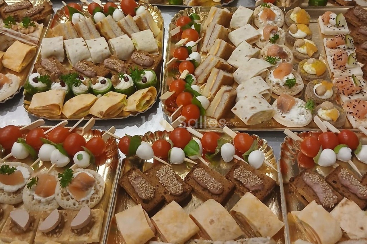 Plateaux de bouchées apéritives variées comprenant toasts, wraps, brochettes et mini-sandwichs.