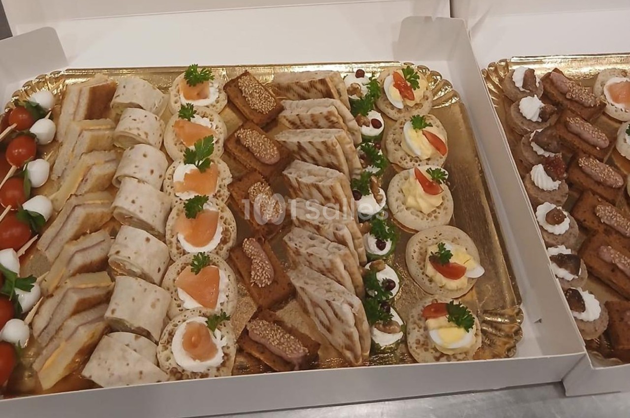 Plateaux de bouchées apéritives variées comprenant canapés, roulés, mini-brochettes et tartines décorées.