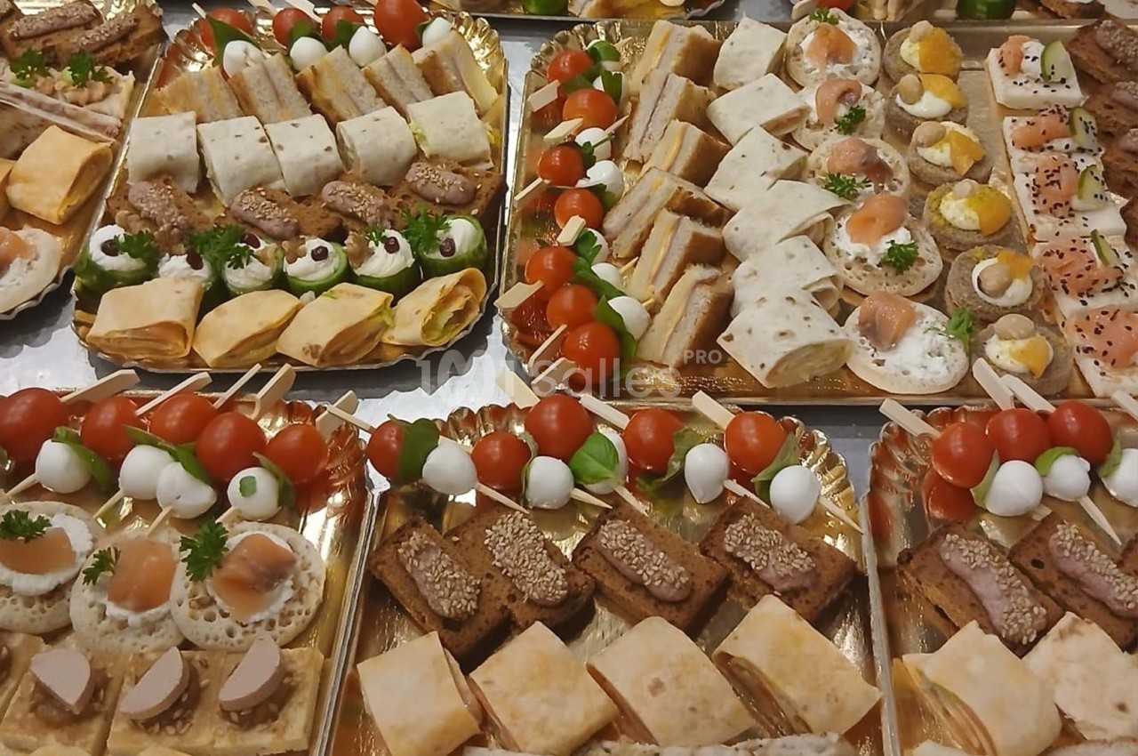 Plateaux de bouchées apéritives variées comprenant toasts, wraps, brochettes et mini-sandwichs.